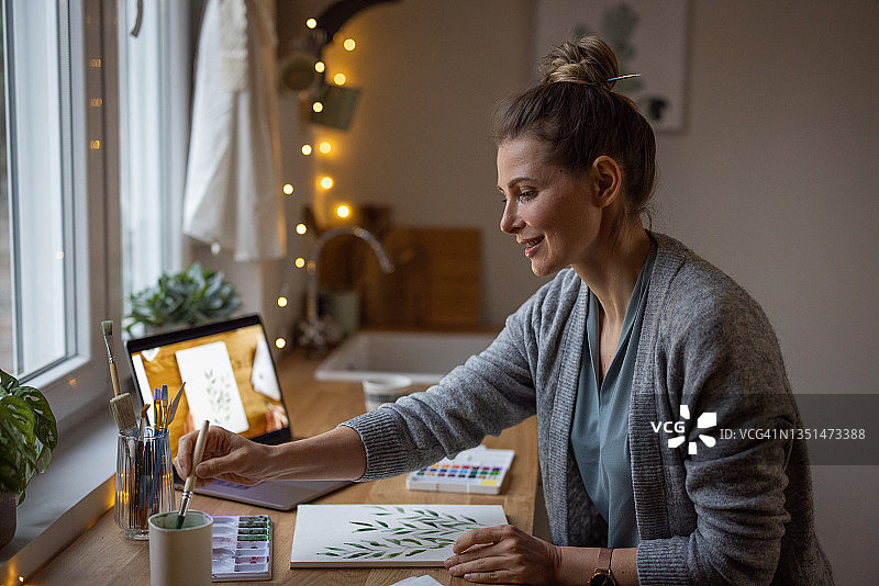 在家绘画的女人图片素材