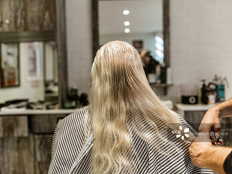 理发店里的圣诞老人图片素材