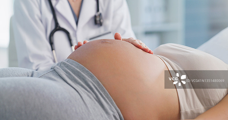 女医生用听诊器为孕妇做检查的镜头图片素材