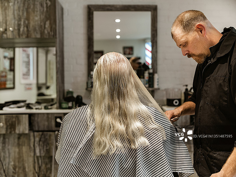 在理发店的圣诞老人和他的理发师图片素材