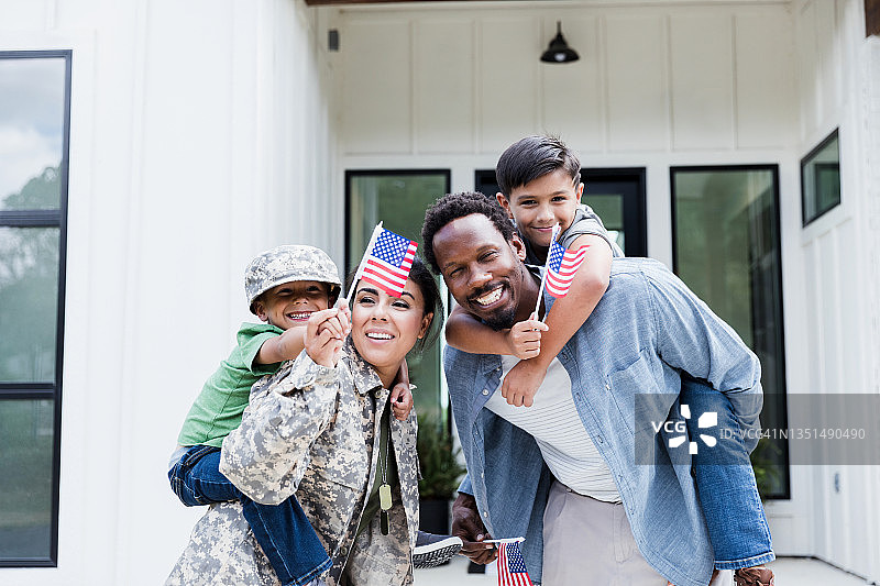 快乐的女兵受到家人的热烈欢迎图片素材