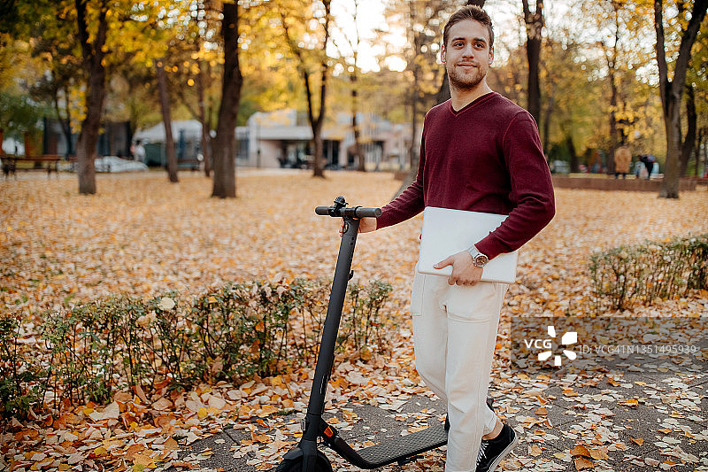 在公园里骑滑板车的男子图片素材