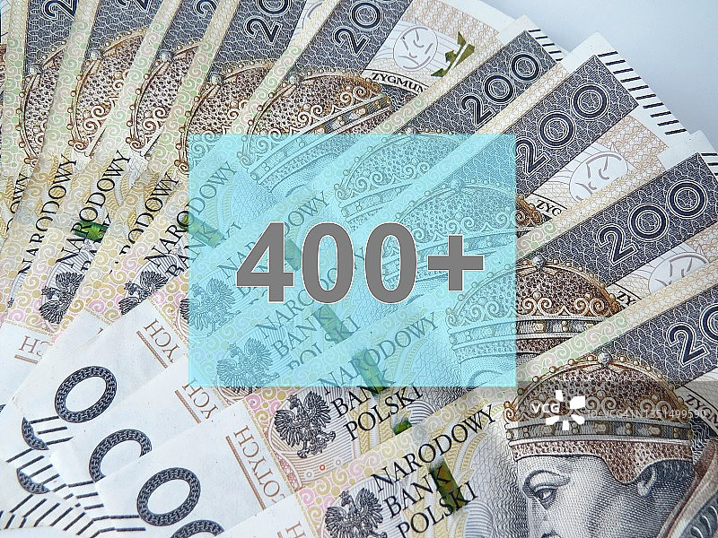 桌子上的钱币和500+字样图片素材