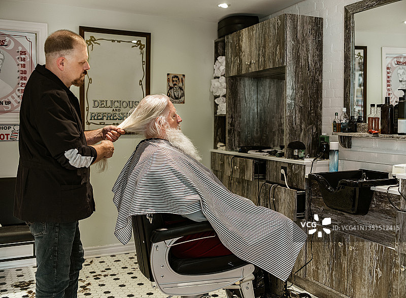 在理发店的圣诞老人和他的理发师图片素材