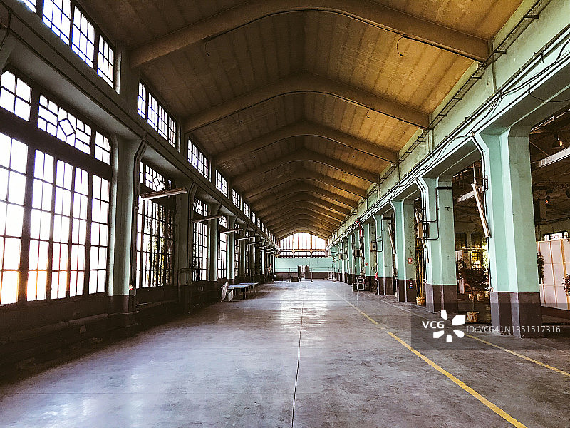 室内空旷的工业仓库图片素材