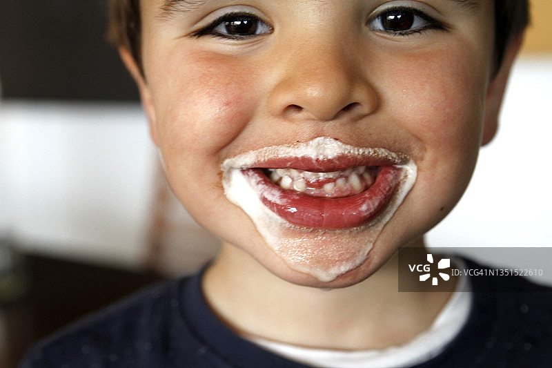 脸上沾着冰淇淋的快乐小男孩图片素材