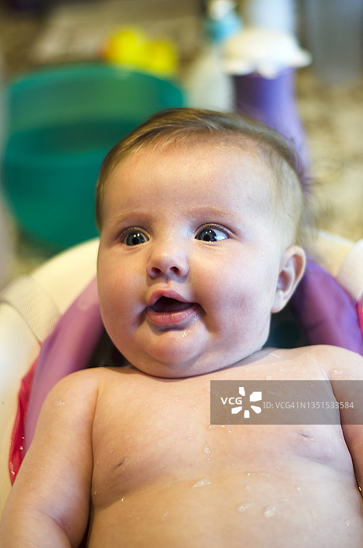 快乐的婴儿与祖母互动图片素材