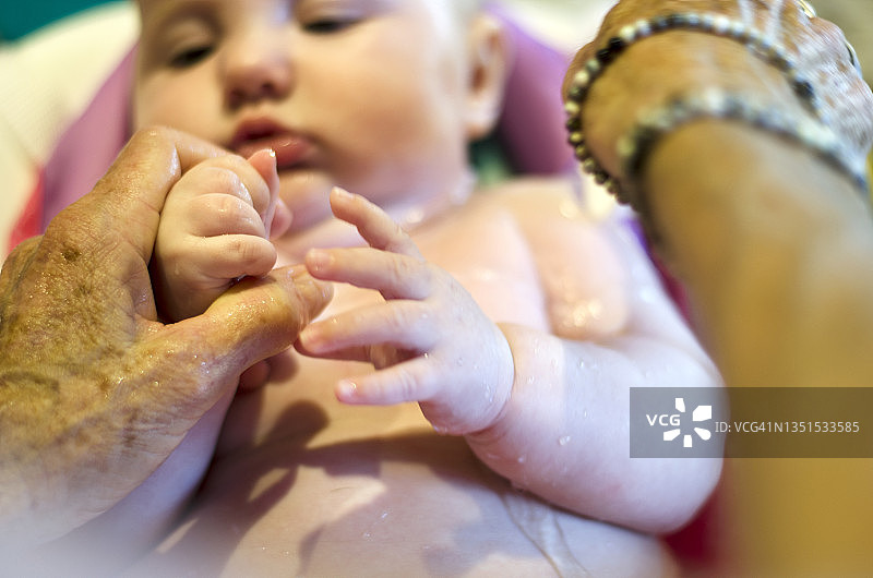 宝宝握着奶奶的手图片素材