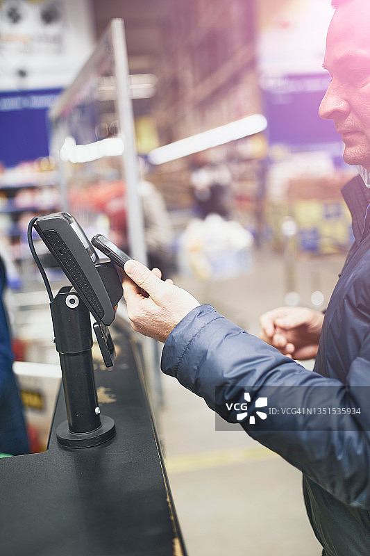 男子在收银台付款图片素材