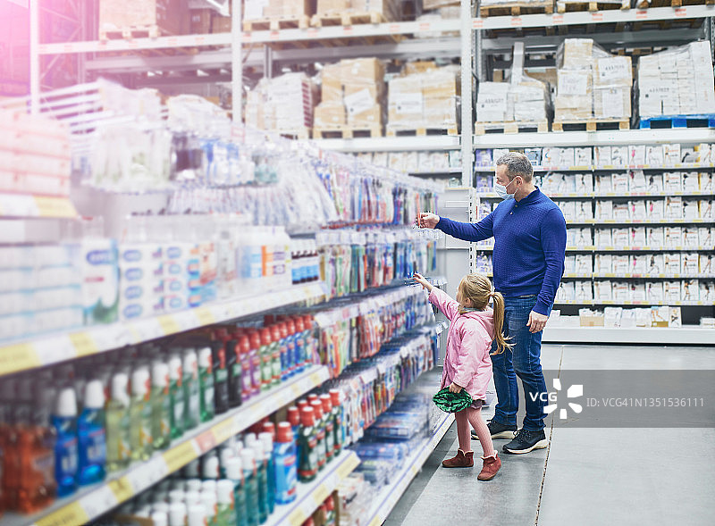 父亲和女儿在超市图片素材