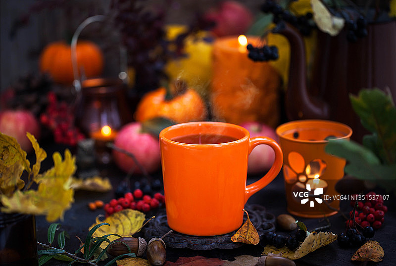 秋季背景上的舒适橙色马克杯图片素材