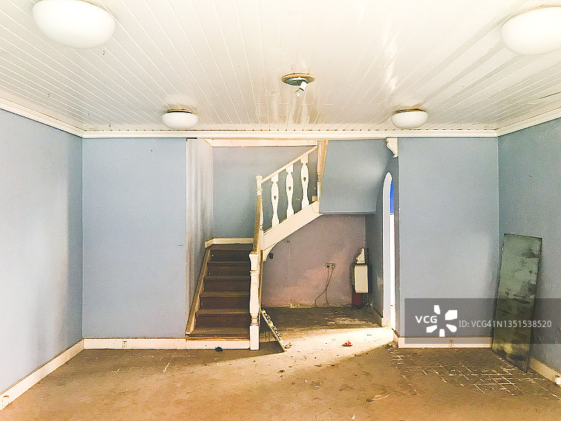 废弃建筑中的精品店内部图片素材