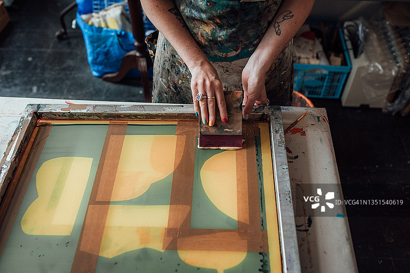 在工作室工作的艺术家和版画家图片素材