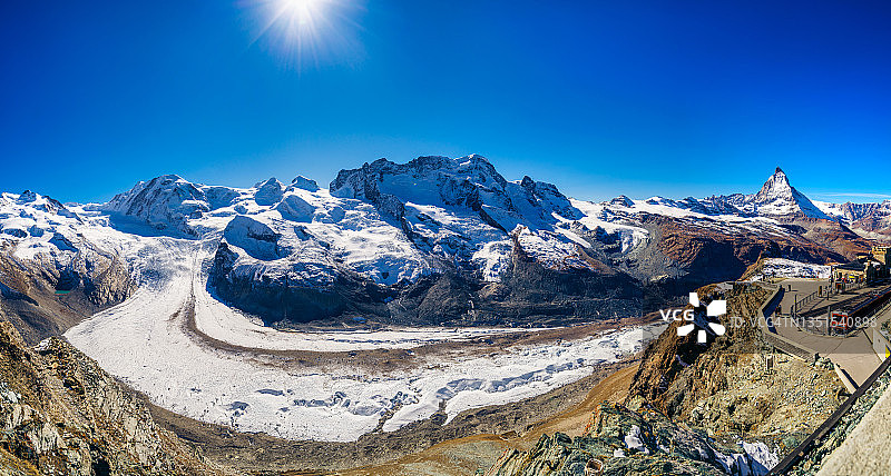 背景为罗莎峰和马特宏峰的戈尔内冰川图片素材