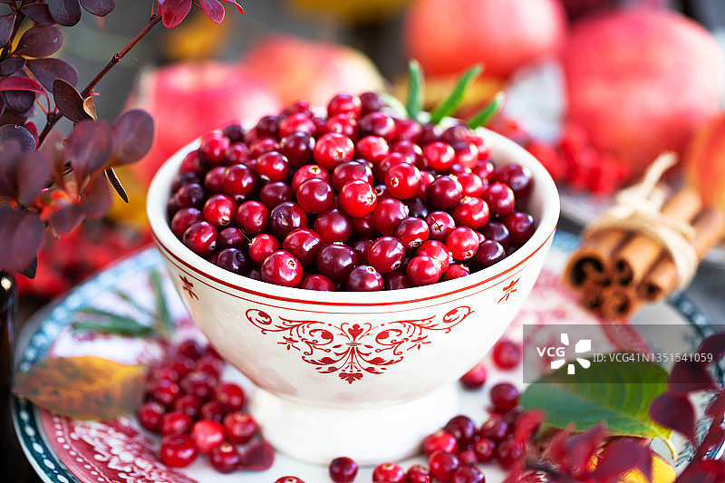 一碗新鲜的成熟红色蔓越莓图片素材