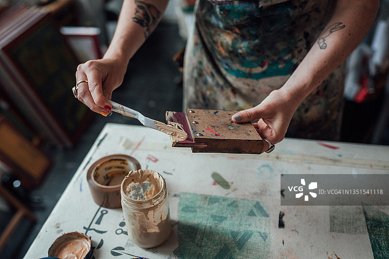 在工作室工作的艺术家和版画家图片素材