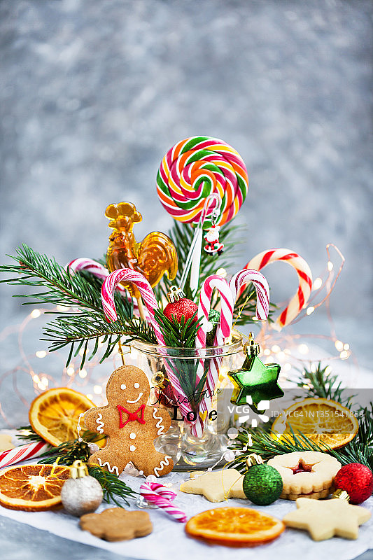 圣诞节假日组合与姜饼人、饼干、糖果手杖、橙子图片素材