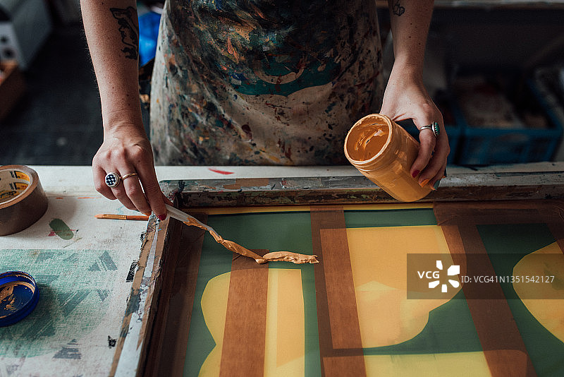 在工作室工作的艺术家和版画家图片素材