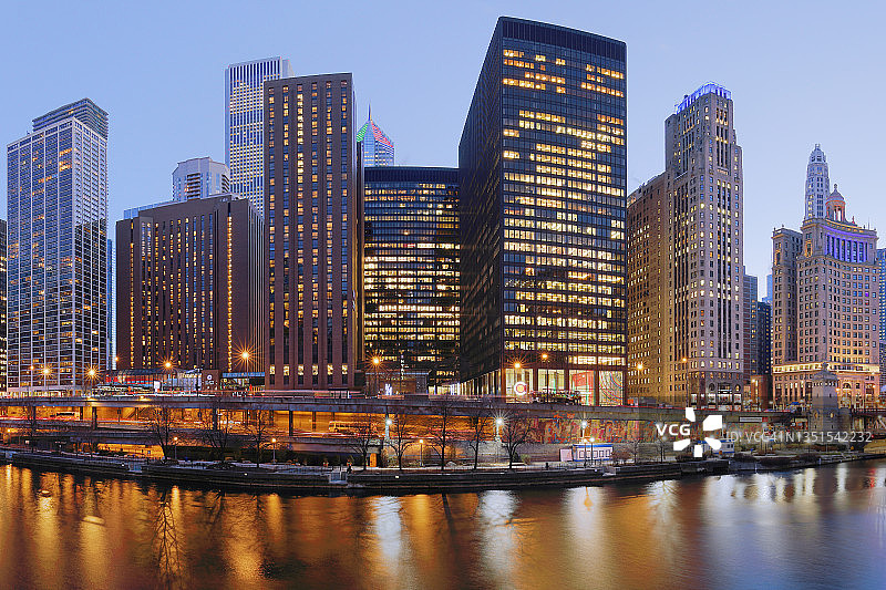 芝加哥河滨摩天大楼图片素材