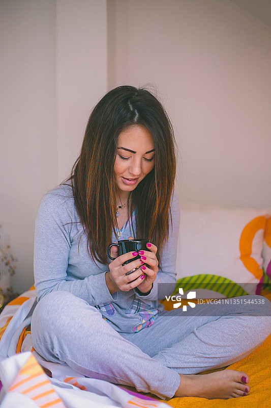 在床上享受咖啡的温馨早晨图片素材