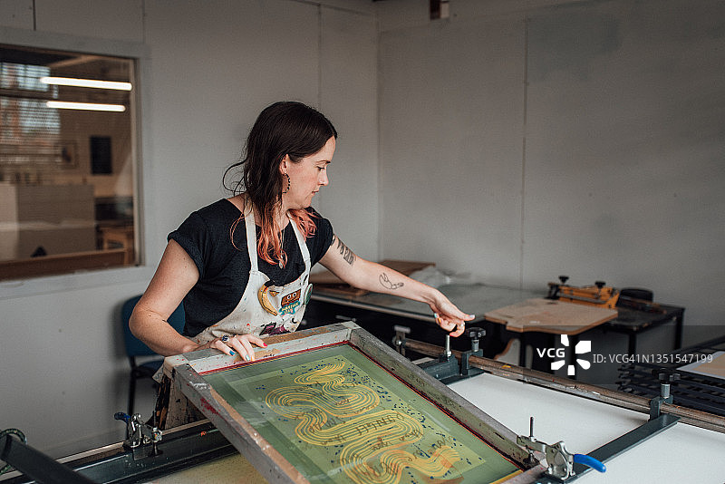 艺术家和印刷工操作印刷机图片素材