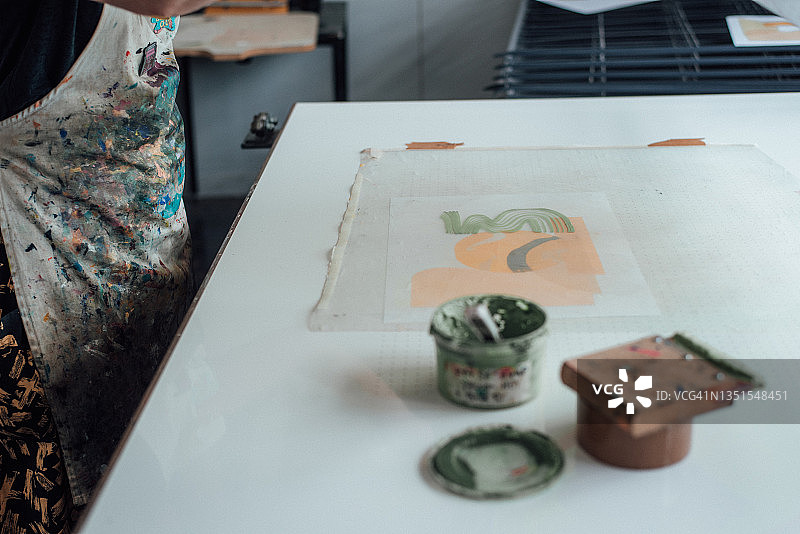 艺术家和印刷工操作印刷机图片素材