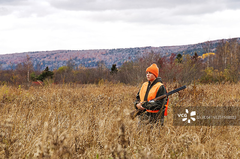 秋季的年轻猎人正在猎杀野鸡图片素材