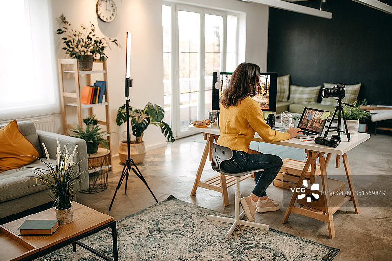 摄影师在拍摄后编辑照片图片素材