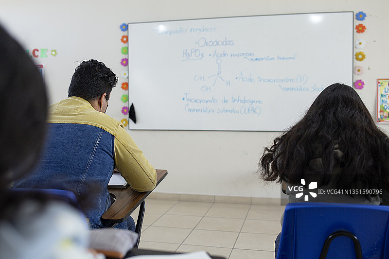 教室里的年轻学生图片素材