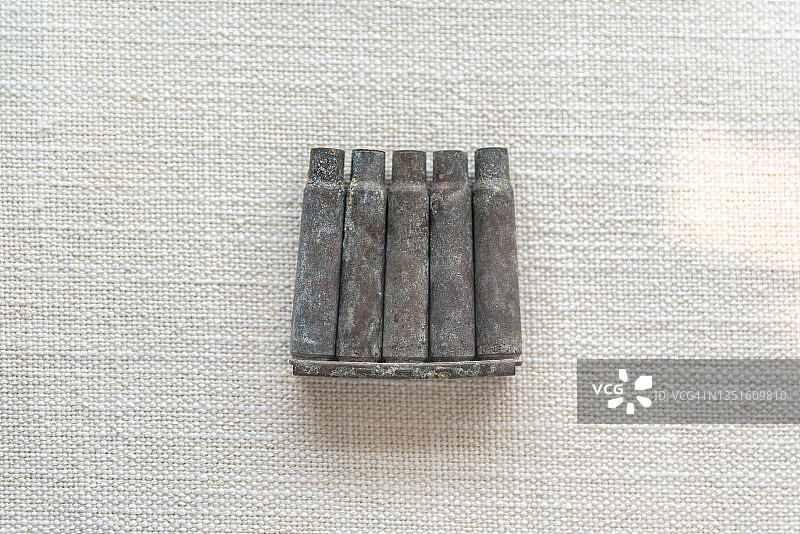 生锈的弹壳图片素材