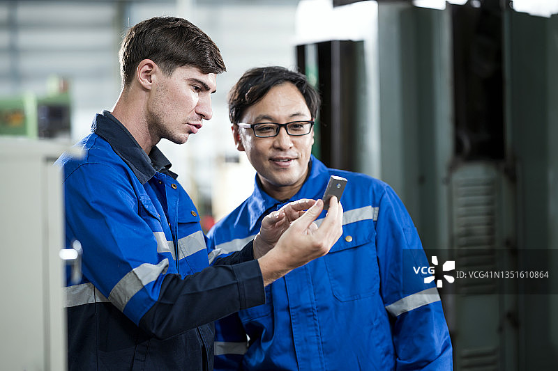 生产过程中不接受缺陷产品。质量控制工程师团队对质量缺陷的工程部件进行决策，并改进生产线上的质量检验图片素材