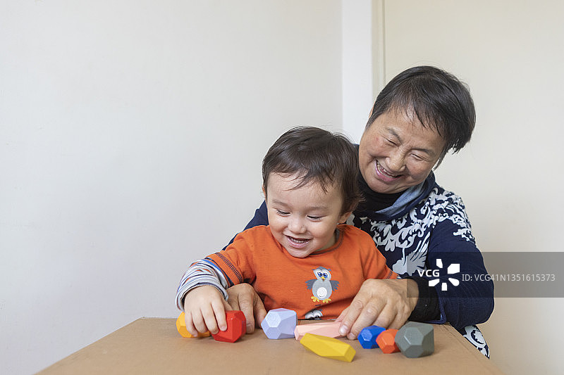 奶奶在家和孙子玩耍图片素材