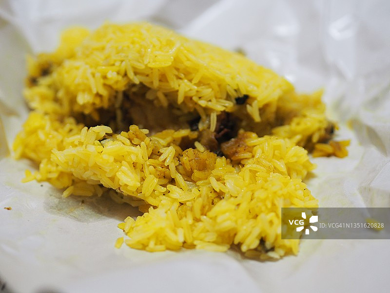鸡肉比尔亚尼饭，黄色传统印度米饭和香料腌制鸡肉，食用在白纸上图片素材