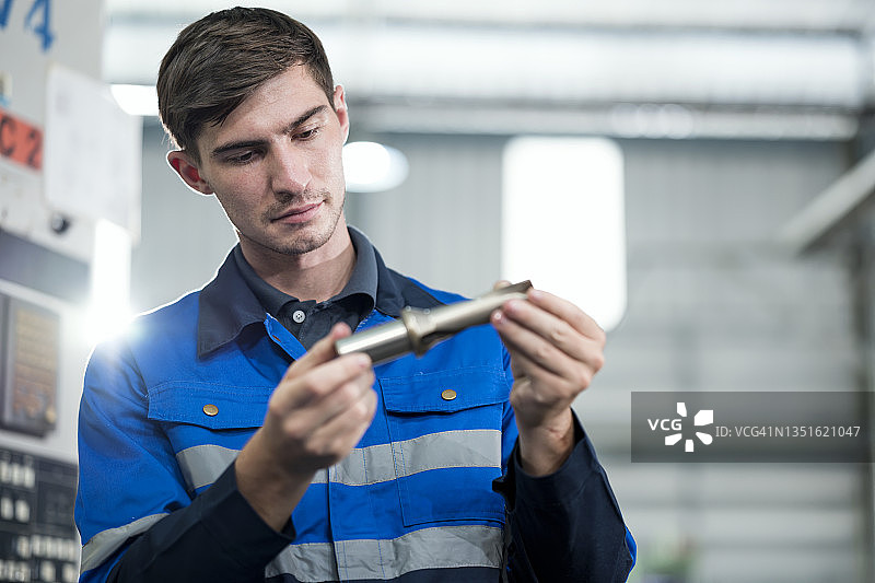 机械操作员检查工程零件制造行业的立铣刀刀具的肖像。数控机床、机械加工和切割工艺图片素材