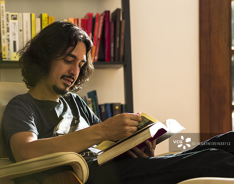 人阅读的书图片素材