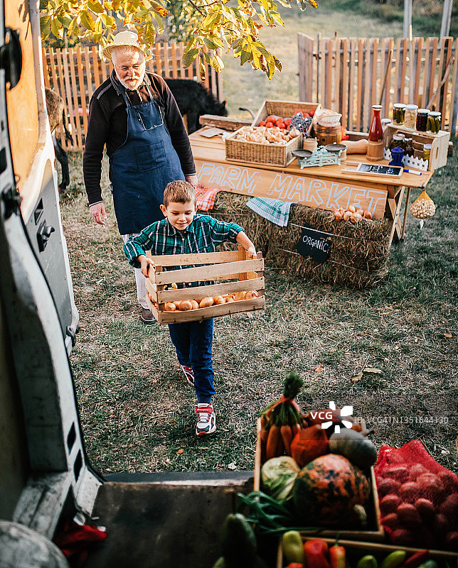 农民在货车上装载蔬菜箱图片素材