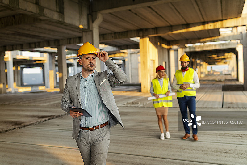 土木工程师监控建筑工程图片素材