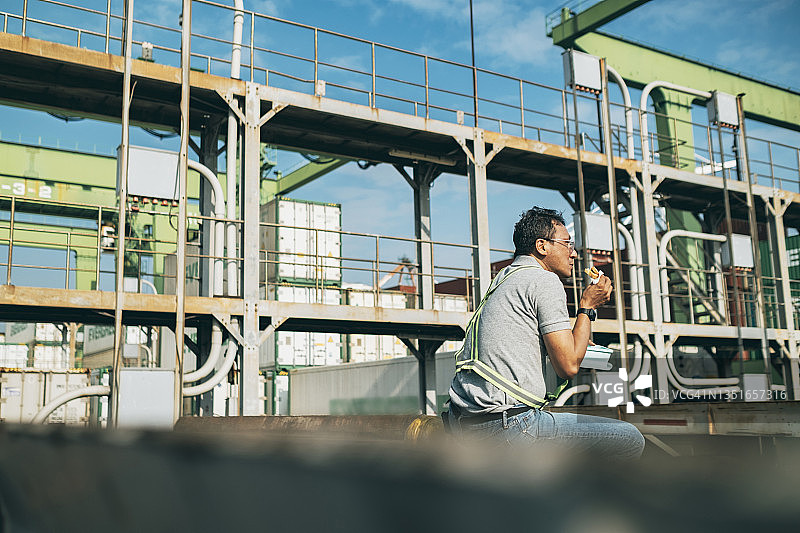 码头工人享用三明治图片素材