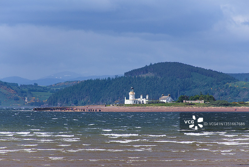 从阿德尔西耶的乔治堡向北眺望默里湾，到查农里角、海豚观察者、在黑岛上观赏海豚，因弗内斯，高地，苏格兰。图片素材