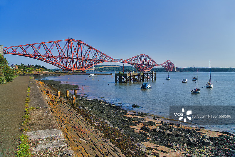 从North Queensferry向南眺望福斯河和标志性的福斯铁路桥图片素材