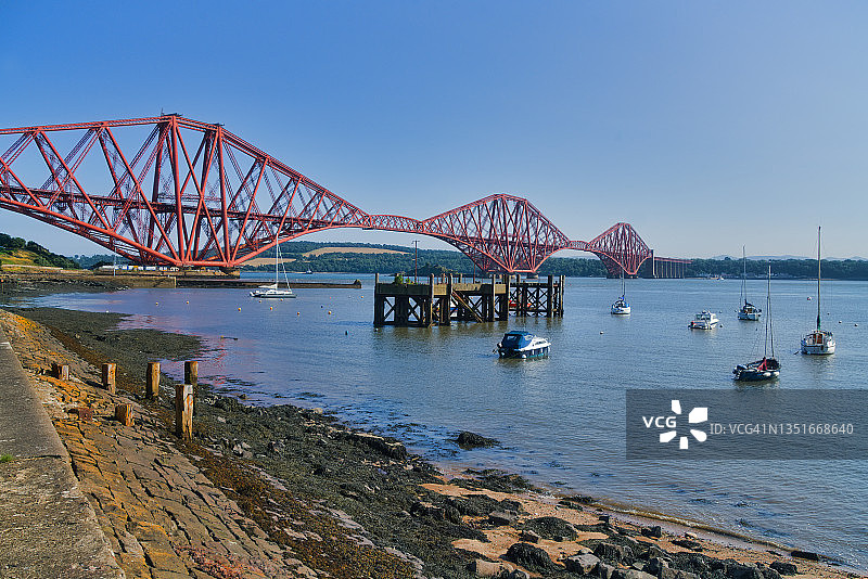 从North Queensferry向南眺望福斯河和标志性的福斯铁路桥图片素材