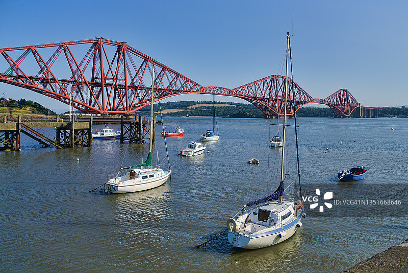 从North Queensferry向南眺望福斯河和标志性的福斯铁路桥图片素材