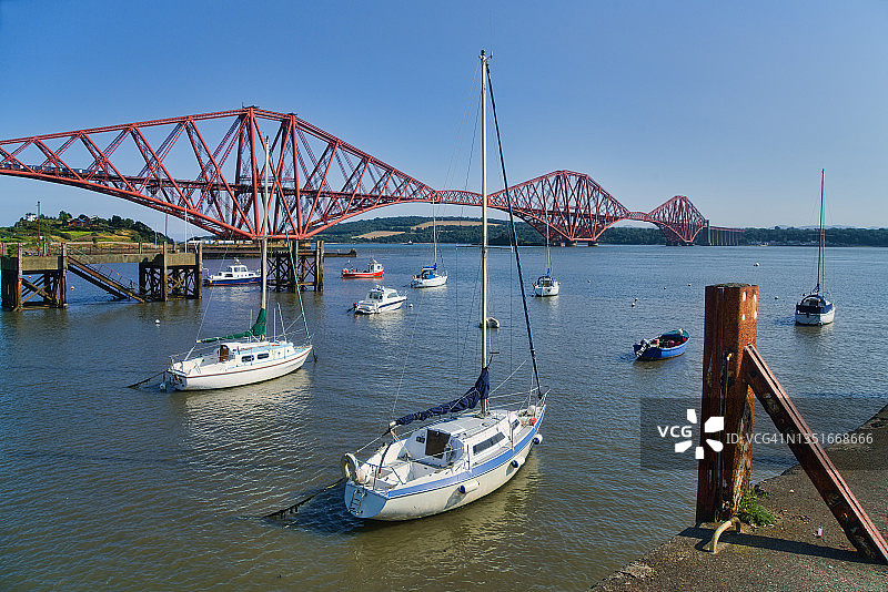 从North Queensferry向南眺望福斯河和标志性的福斯铁路桥图片素材
