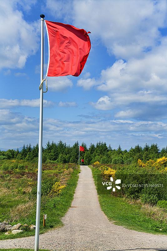 卡洛登战场遗址，因弗内斯附近：鲜红的旗帜指引着参观路线图片素材