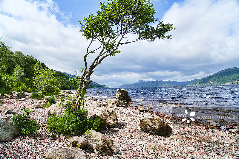 晴朗平静的一天，尼斯湖的南侧，英国苏格兰高地因弗内斯图片素材