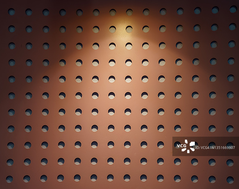 带规则圆孔的金属板图片素材