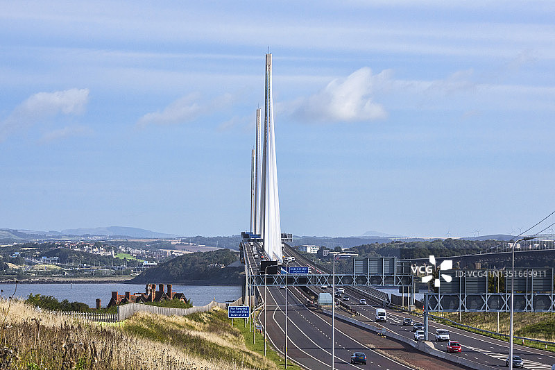 从西洛锡安向北眺望昆斯费里大桥，苏格兰中部福斯河新公路桥图片素材