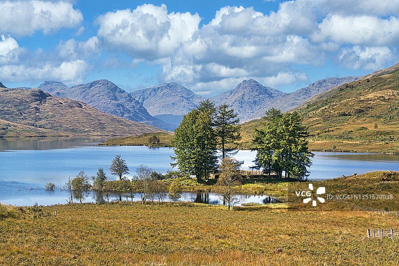 眺望阿克莱特湖图片素材