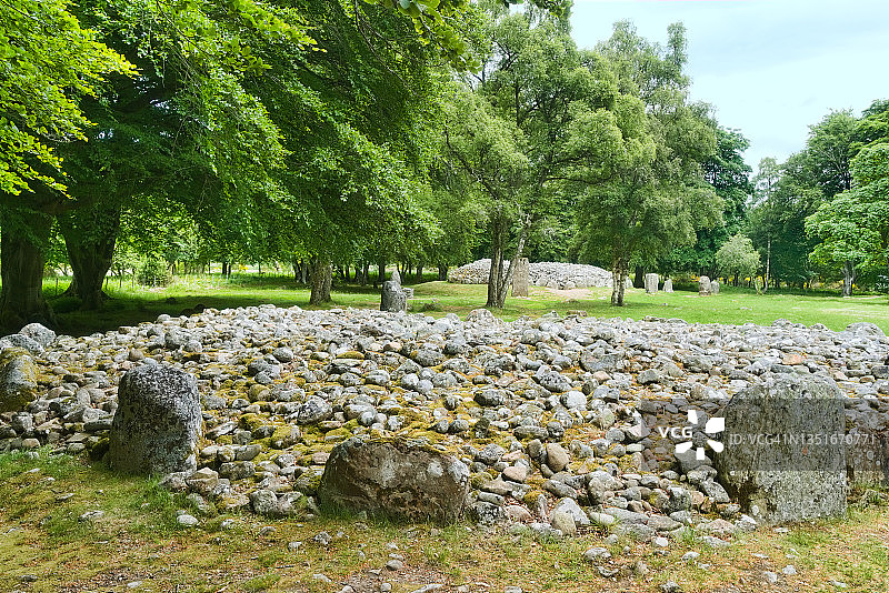 在卡洛登因弗内斯附近的克拉瓦凯恩斯古老立石群中，英国苏格兰高地图片素材