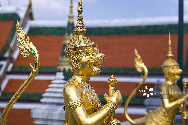 泰国曼谷玉佛寺建筑群中的罗摩衍那神话人物金色雕像图片素材